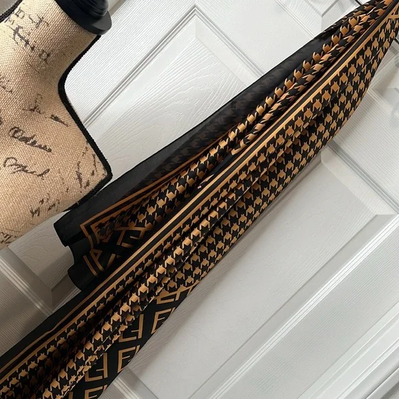 Ladies Beautiful Unbranded Silk Feeling/ Fabric Polyester Fashion Scarf.